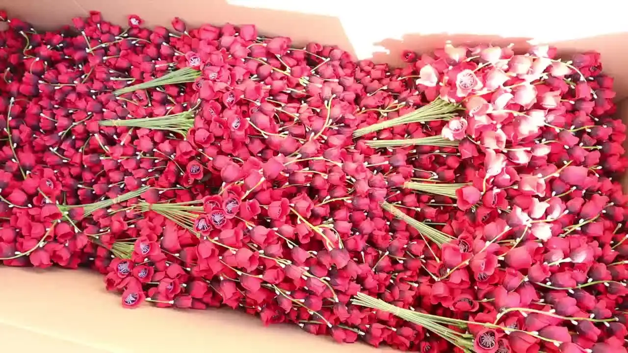 Фонарь с искусственными цветами на одной ветке