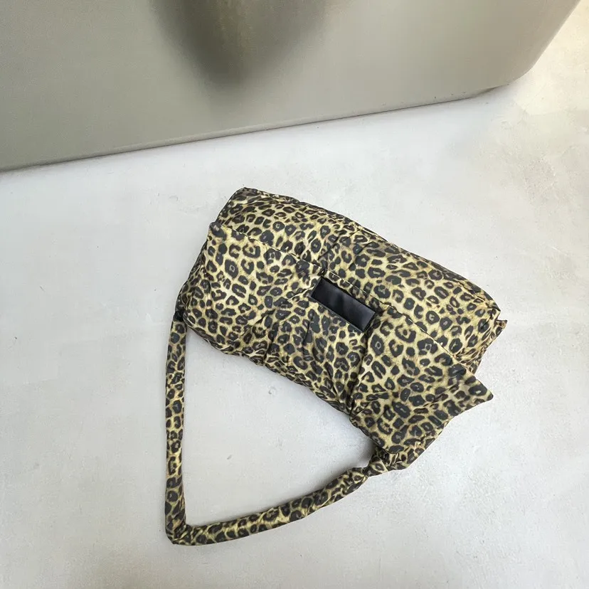 Women Leopard Print Fashion Shoulder Zipper Closure Stylish Crossbody Padded Top Handle Bag Outdoor Travel Bag