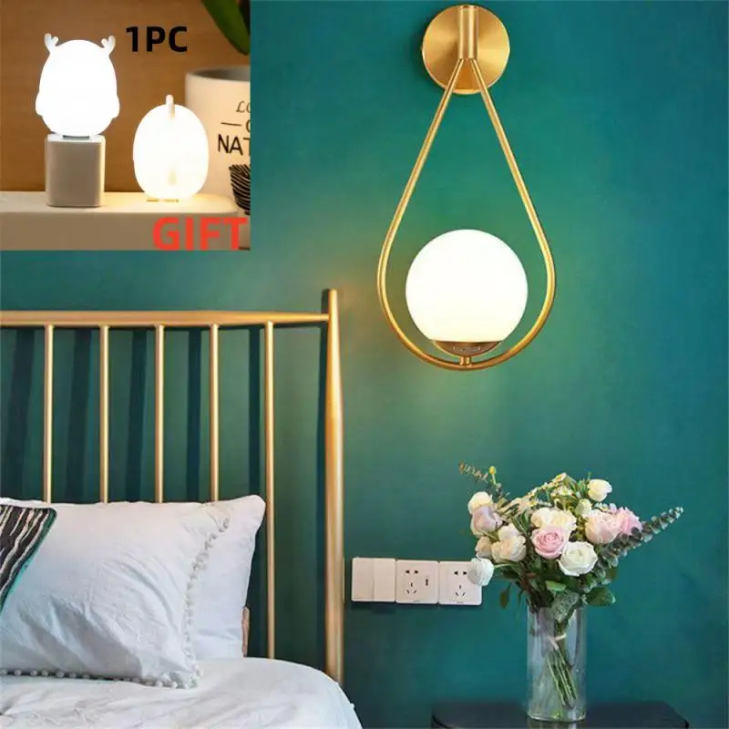 

Креативная металлическая настенная лампа в скандинавском стиле для гостиной, Модная Современная Минималистичная модель, прикроватная стеклянная настенная лампа, освещение для спальни
