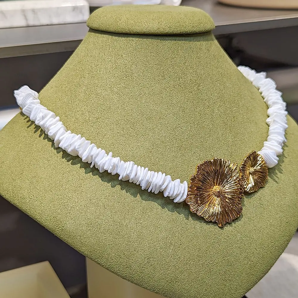 

Vintage Court Style Gold Colour Textured Leaf Natural Pearl Women Gift NEW Necklace