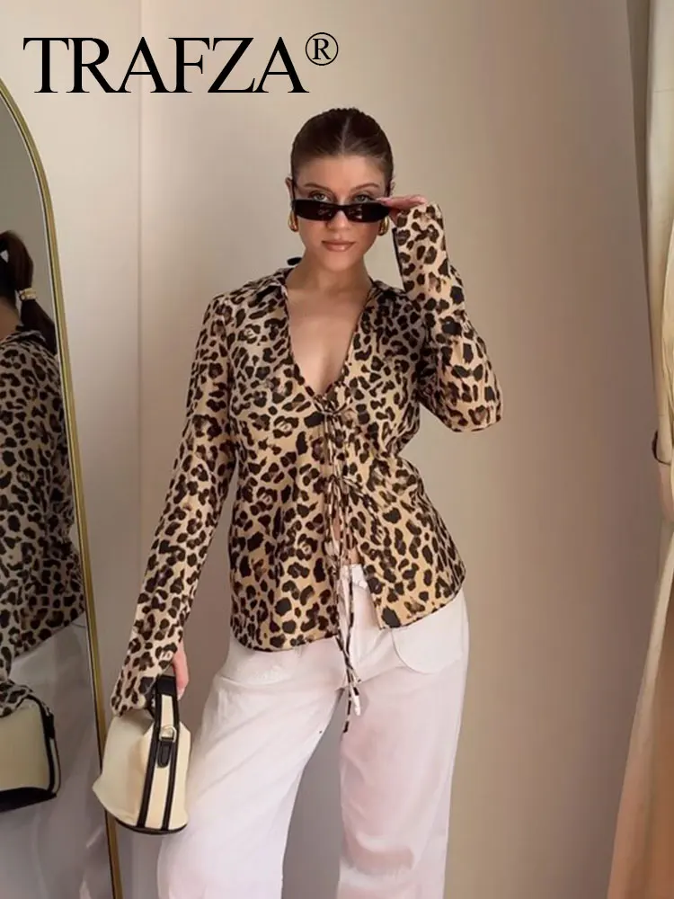 

Женская атласная блузка с длинным рукавом и бантом