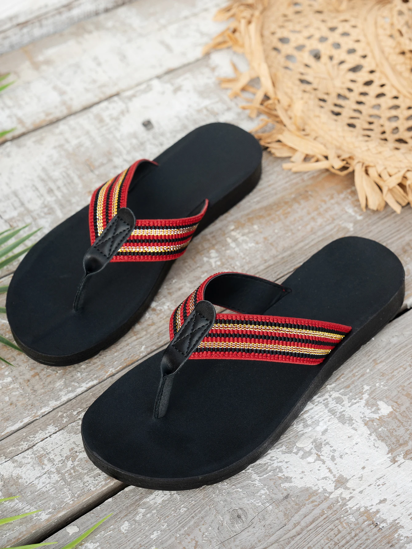 Modische rutschfeste Damen-Tanga-Hausschuhe, flache Sandalen, bequeme Zehenhaltung, verschleißfeste PU-Strandschuhe – Detail 5