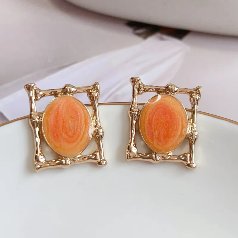 Qingdao FASHION Jewelry Retro Palace Peach Heart Frame Dice Dice