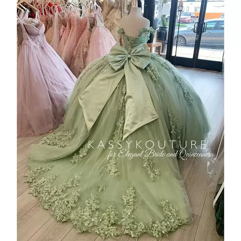 

Sage Green Off Shoulder Quinceanera Dresses 2024 Floral Appliques Lace Bow Lace Up Back For Sweet 15 Girls Party Gowns Plus Size