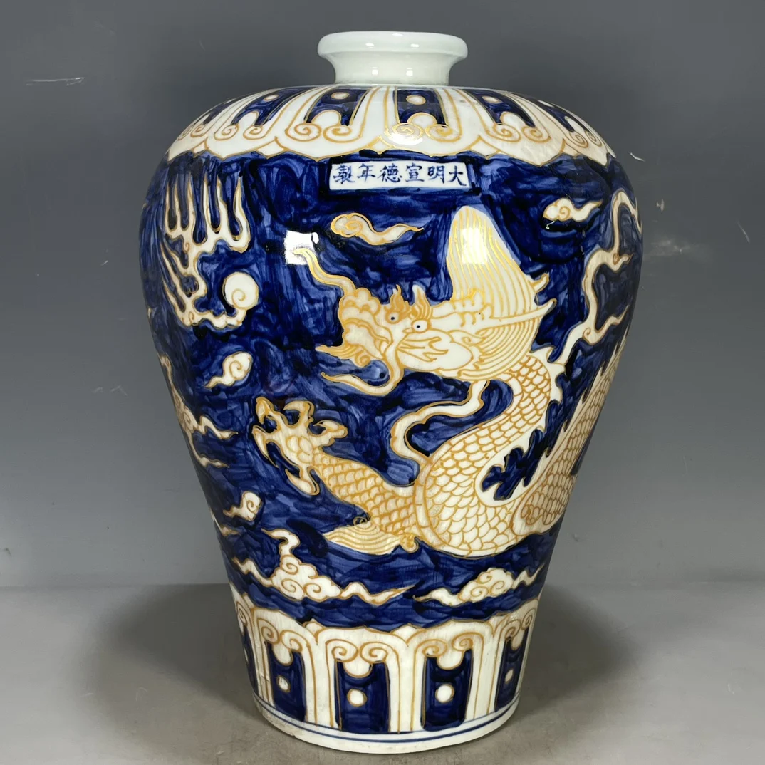 

Китайская винтажная фарфоровая ваза Daming Xuande голубого и белого цвета с золотистой сливой