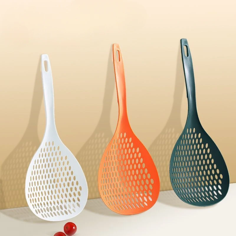 مصفاة مغرفة مصفاة ملعقة معكرونة مشقوقة ملعقة مقشدة بلاستيكية مع مقبض مجرفة استنزاف الطعام للطهي في المطبخ
