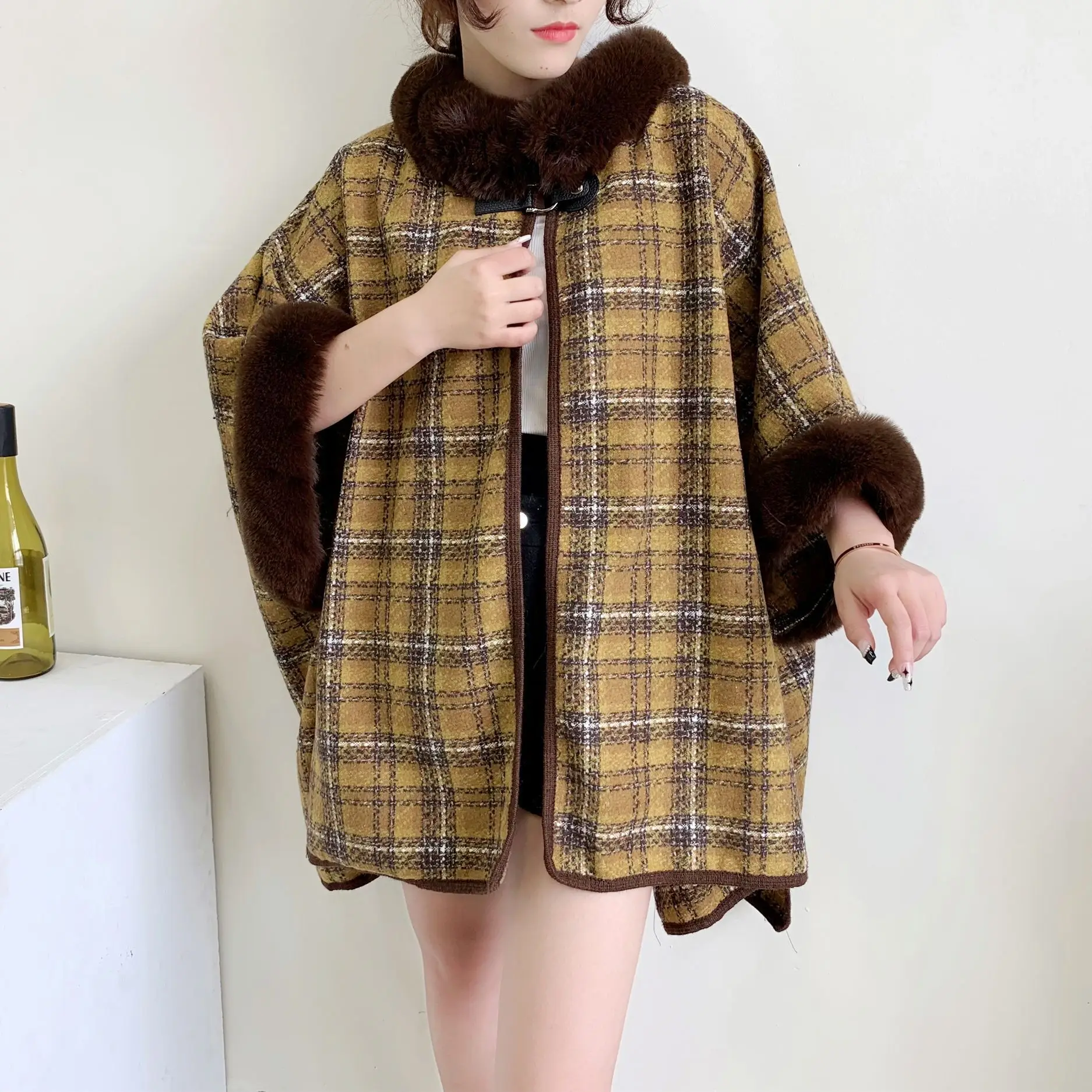 4 Colors 2022 Women Oversize Horn Buckle Loose Poncho Winter Big Pendulum Velvet Warm Capes Faux Fur Neck Plaid Long Street Coat