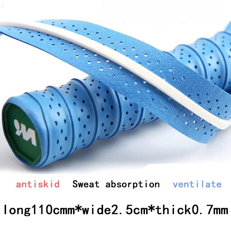 Nahaufnahme des Griffmaterials des Schlägers, die die PU-Textur und die kleinen Perforationen zur Schweißabsorption hervorhebt.