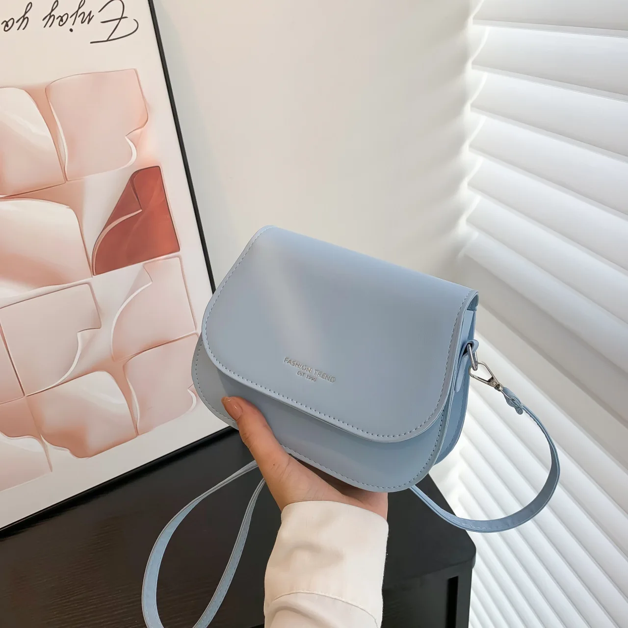 Vintage Saddle Crossbody Bag: Luxury Design in PU Leather