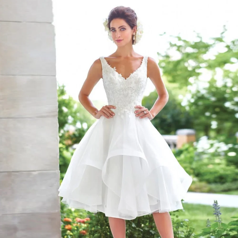 

V Neck Knee Length Wedding Dress 2023 Backless Layers Organza Bridal Gown Lace Applique Ruffle Sleeveless White Ivory Pageant