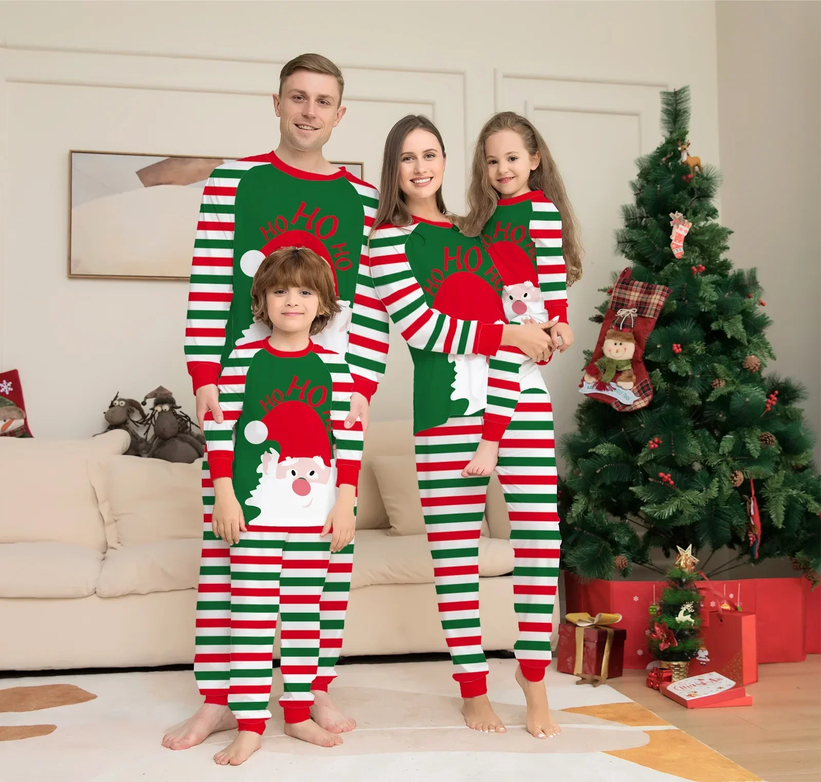 Conjunto de pijamas navideños familiares con estampado de rayas de dibujos animados 2024, ropa de dormir suave y linda nueva, conjuntos de ropa a juego para adultos y niños, pijamas con aspecto navide