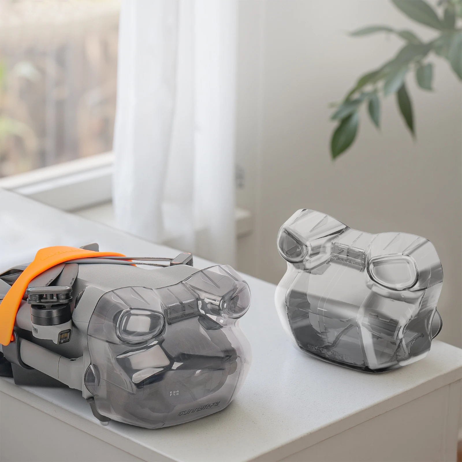 Protection objectif drone DJI Mini 5 Pro en place, avec le design grenouille coloré protégeant le cardan pendant le transport.