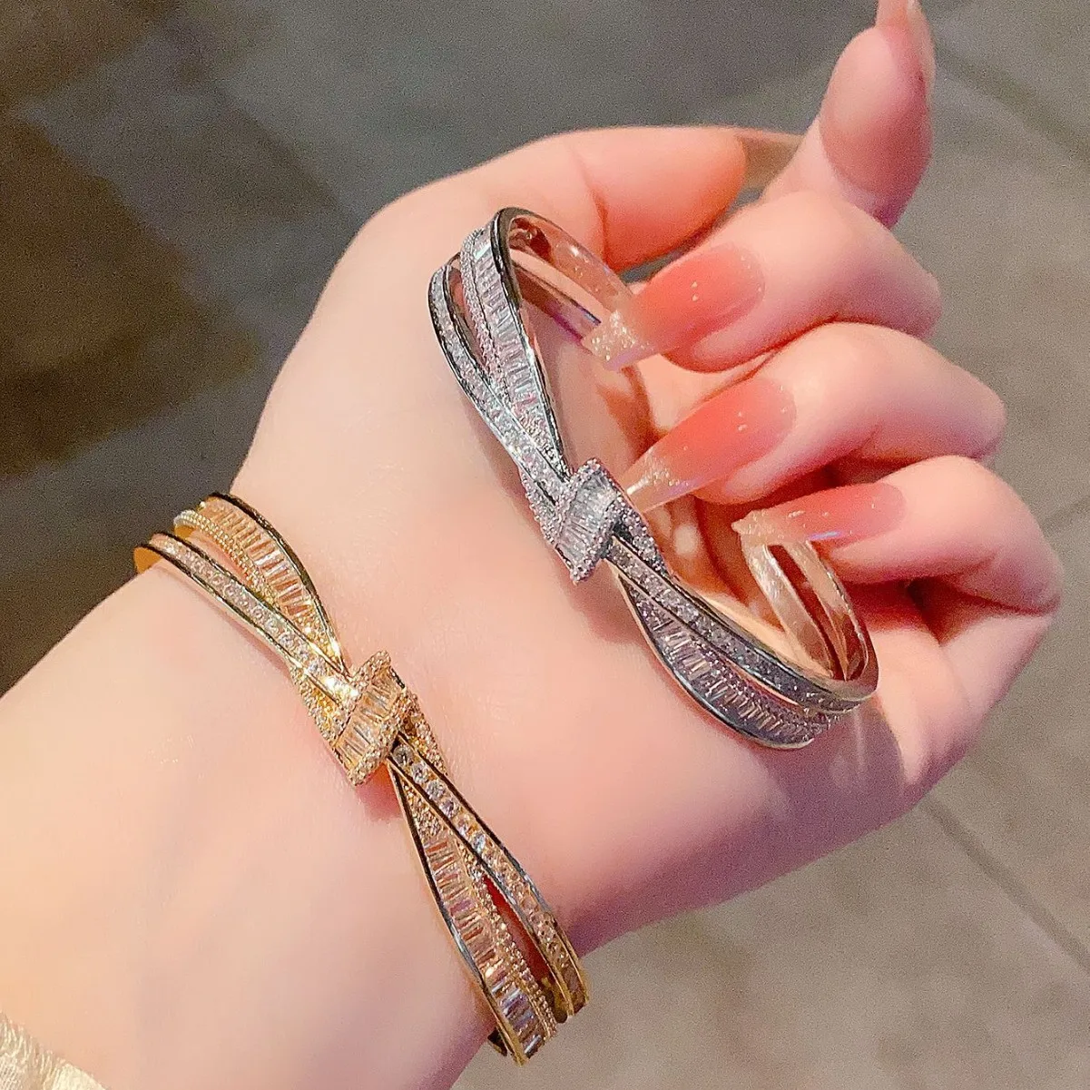 Wunderschöner Armreif mit gedrehter Knoten und offener Manschette, funkelnder Zirkon mit eingelegtem Luxus-Armband, Party-Geschenk-Schmuck – Detail 2