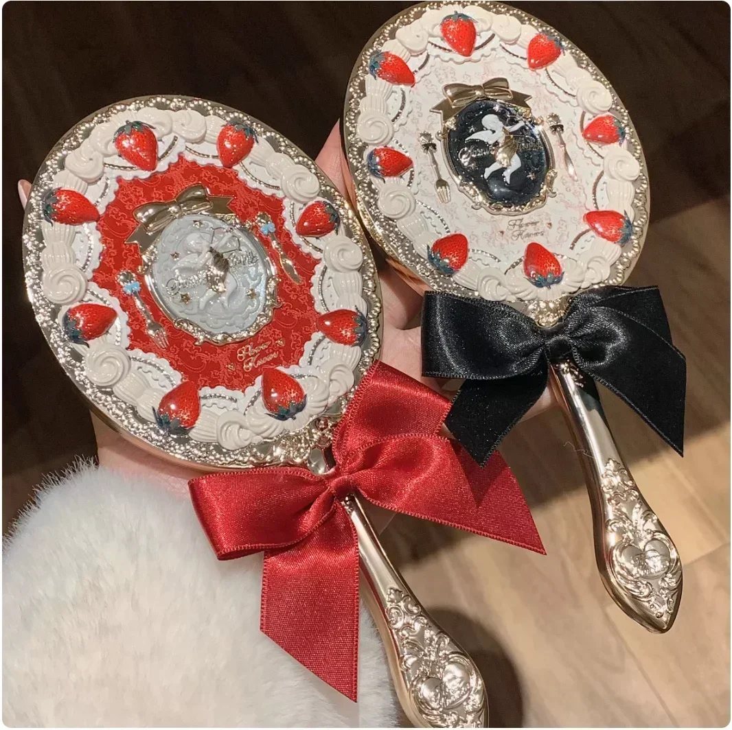 꽃은 쉘의 보석 나비 구름 어깨 거울을 들고 있는 민족 스타일 클래식 공주 거울을 알고 있습니다