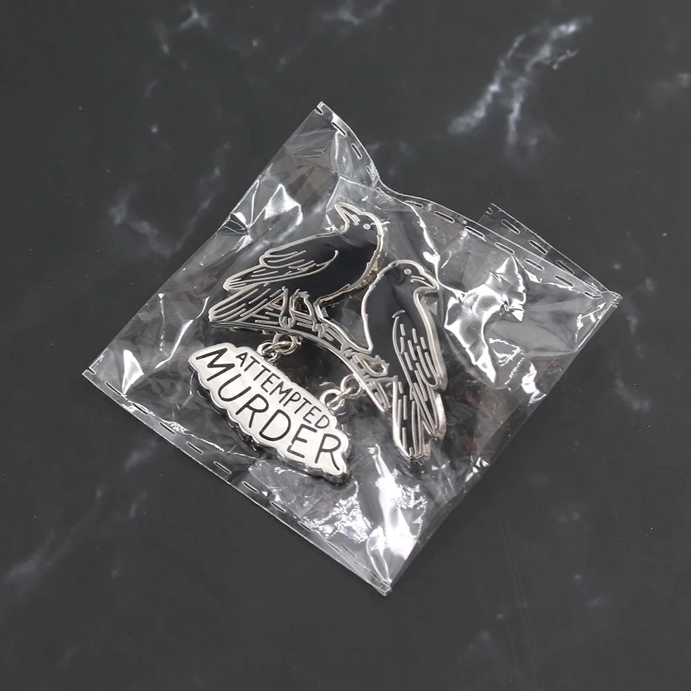 Lustige Versuchung zum Mord Emaille-Anstecknadel Zwei Krähe auf einem Ast Brosche Dunkler Humor Krähen-Abzeichen Metall-Reversnadeln Schmuck Geschenk für Freunde B – Detail 9