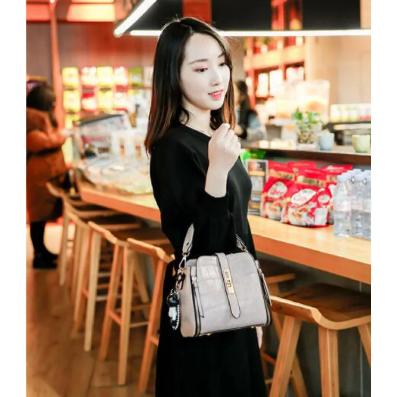 

New style Korean version Crocodile pattern Joker handbag fashion female shoulder bag Messenger bag 20X12X19cm