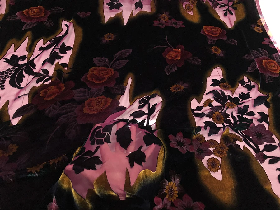 

High Quality Real Silk Velvet Clothing Pink Background Black Gradient Hollow Rose Flower Designer Warp-Knitted Fabric