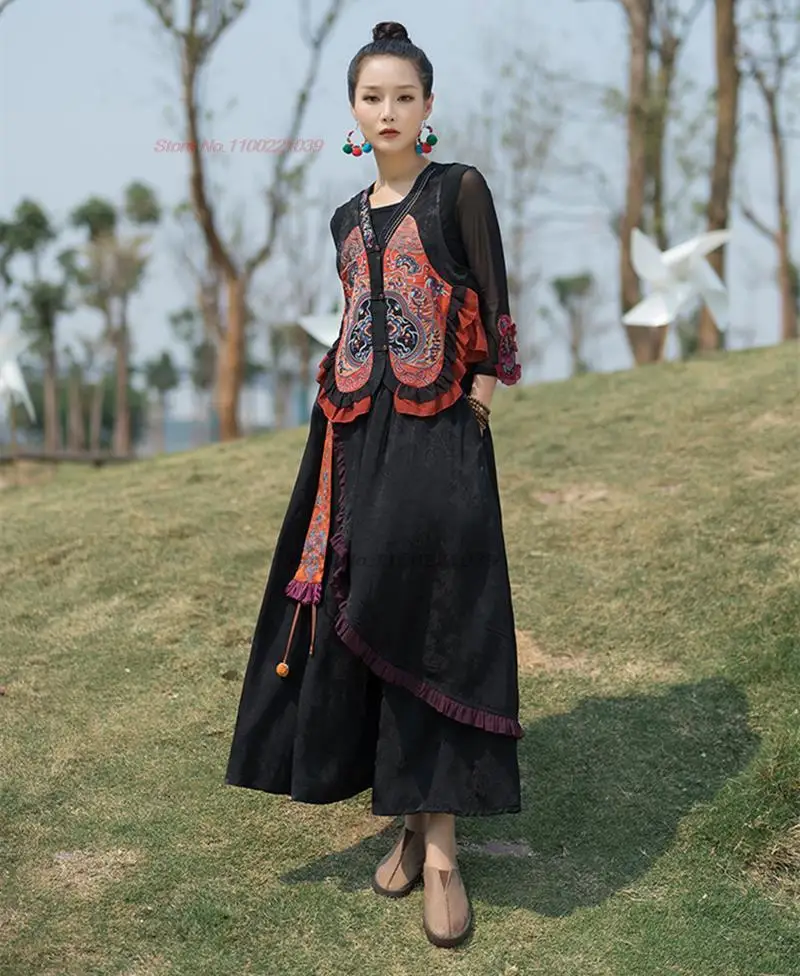 Рисунок 5 - Женская атласная юбка с цветочной вышивкой