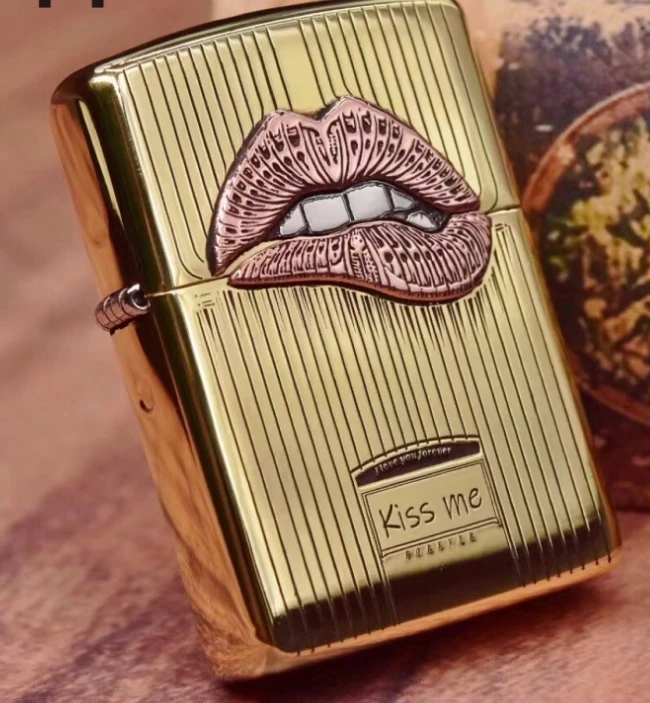 Whzy Bronze Doublesided Engraving 204b Relief Red Lips Kiss Me