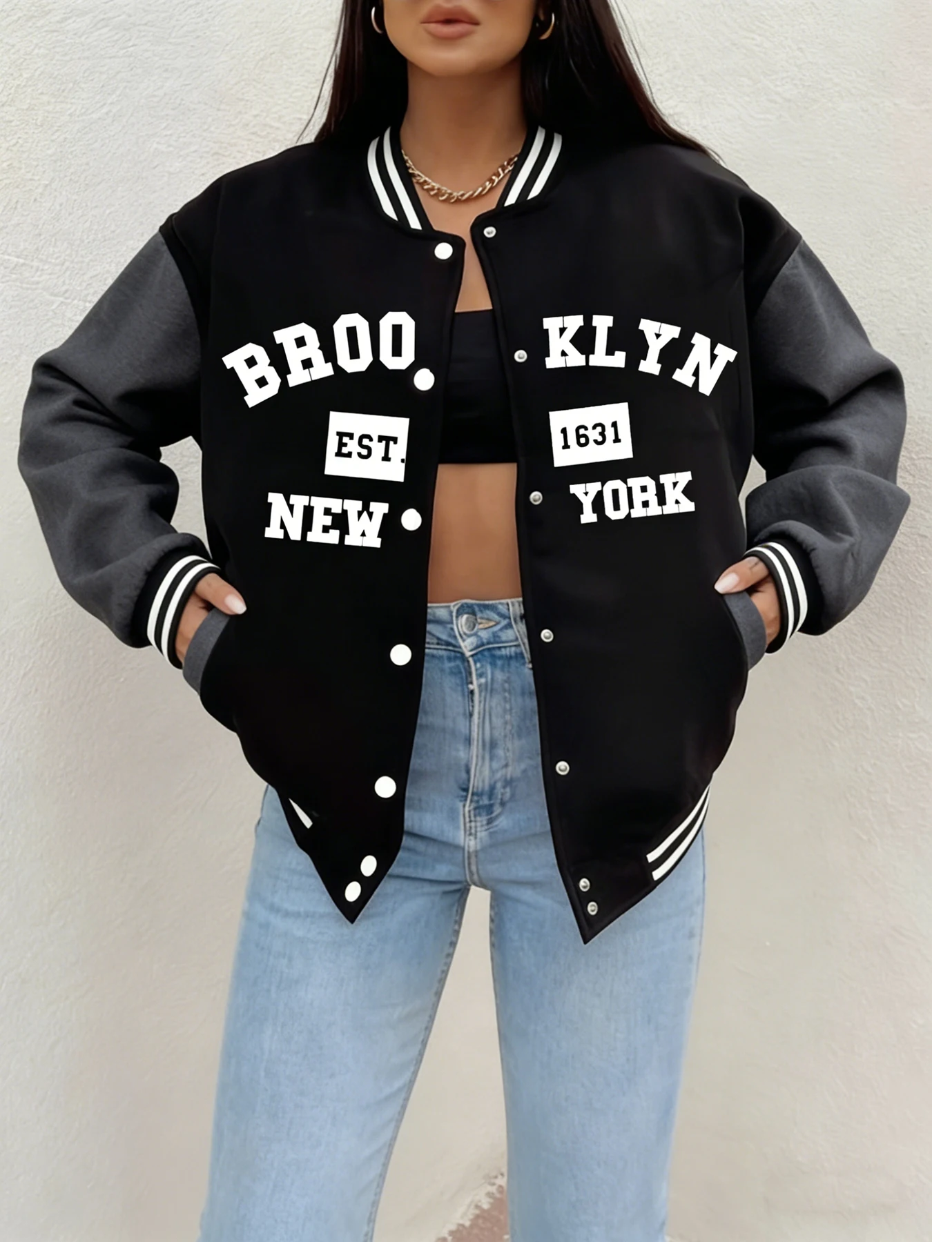 ג'קט בייסבול עם הדפס Brooklyn New York Est 1631 לנשים, מתאים לשימוש יומיומי ברחובות העיר, בסגנון קז'ואלי ומודרני