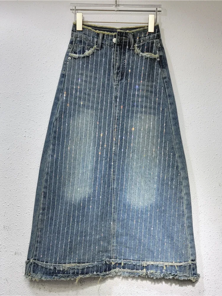 

Женская юбка средней длины, с завышенной талией и бриллиантами