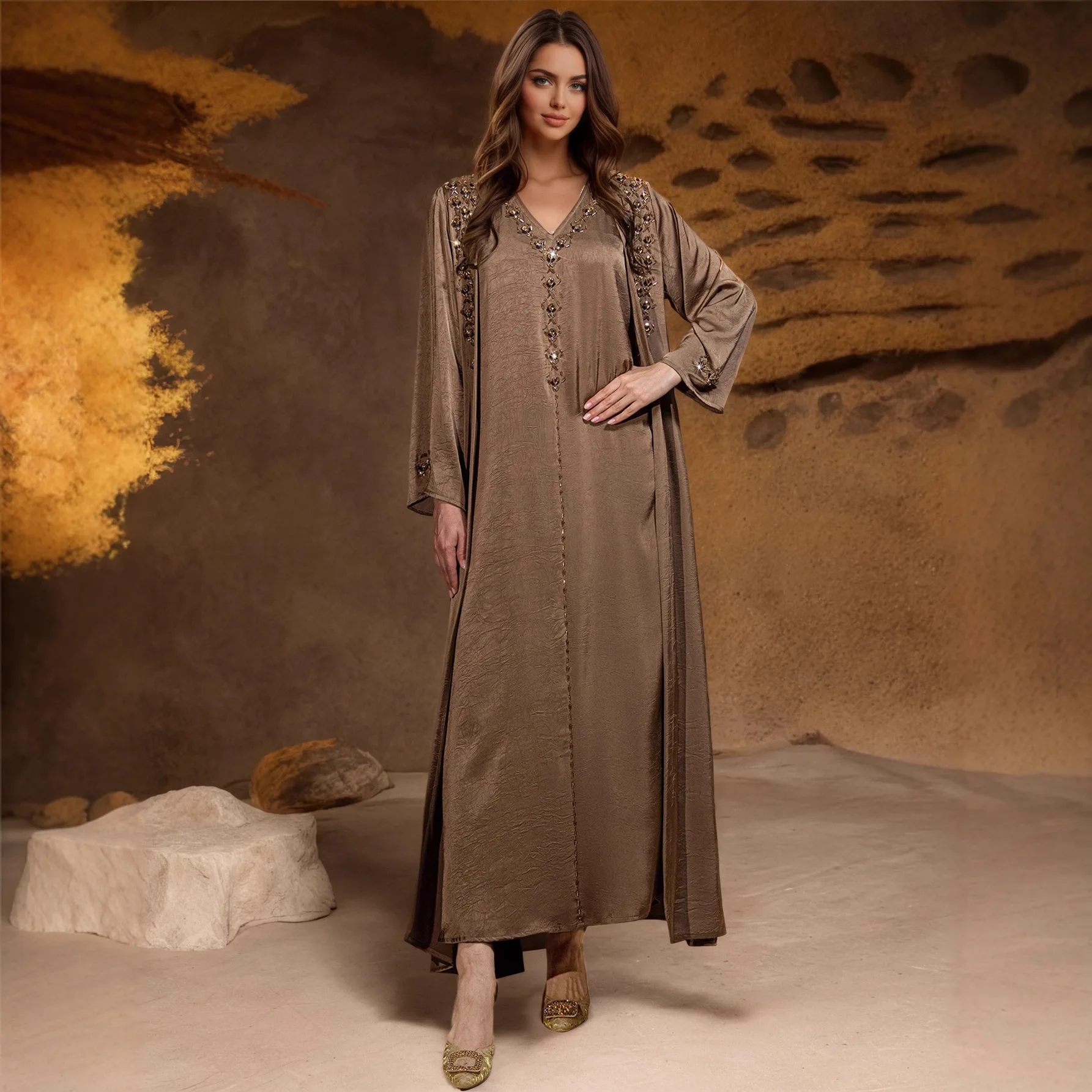 جلابية نسائية طويلة بلون بني مطرز