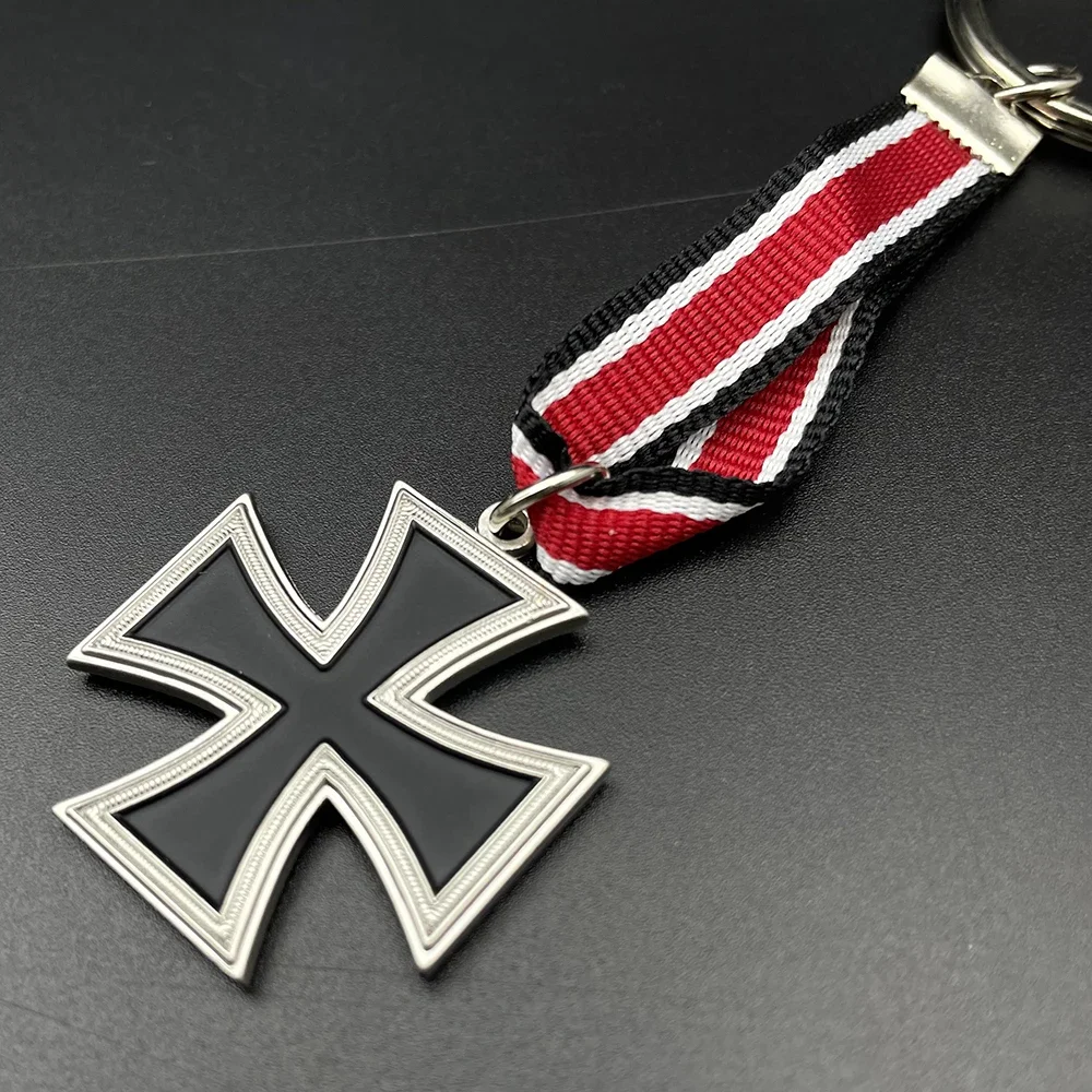 German Badge Key Chain Iron Cross Key Ring Decorative Commemorative Medal medal badge cartoon keychain