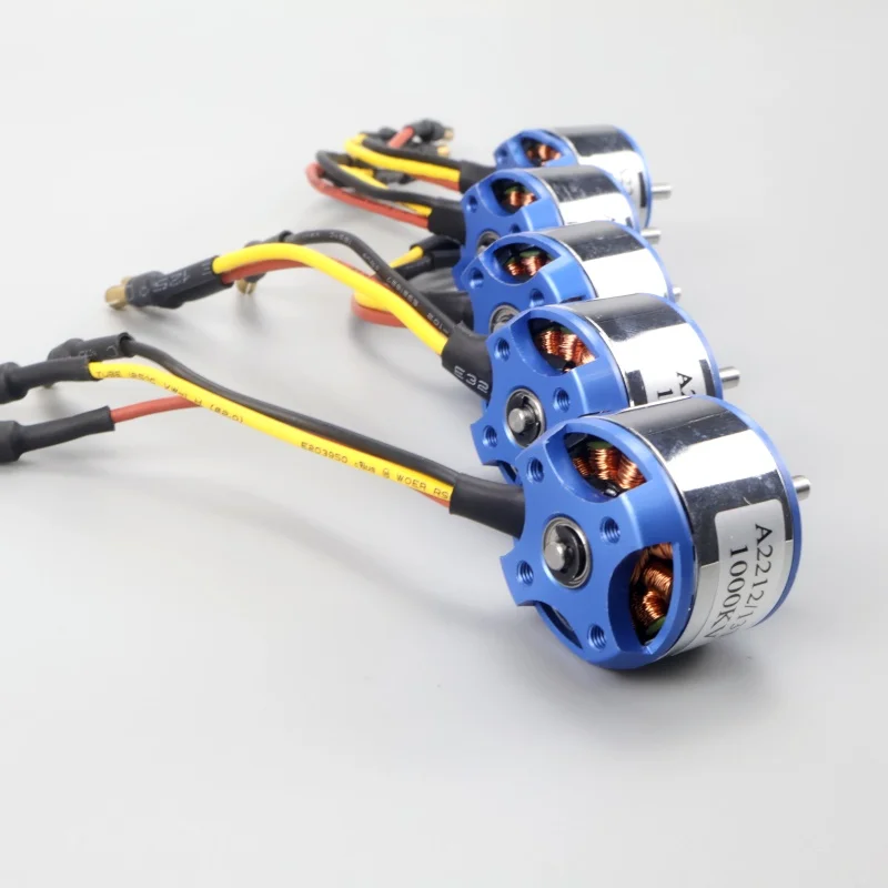 Moteur Brushless A2212 1000KV-2700KV pour Drone, Avion RC, Quadricoptère, installé sur un bras de drone avec hélice.