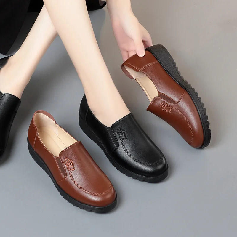 Mother's Shoes Soft Leather Bottom Embroidered Leather Shoes Middle-aged2025 Elderly Deep Mouth Single Comfortable Women's Shoes
