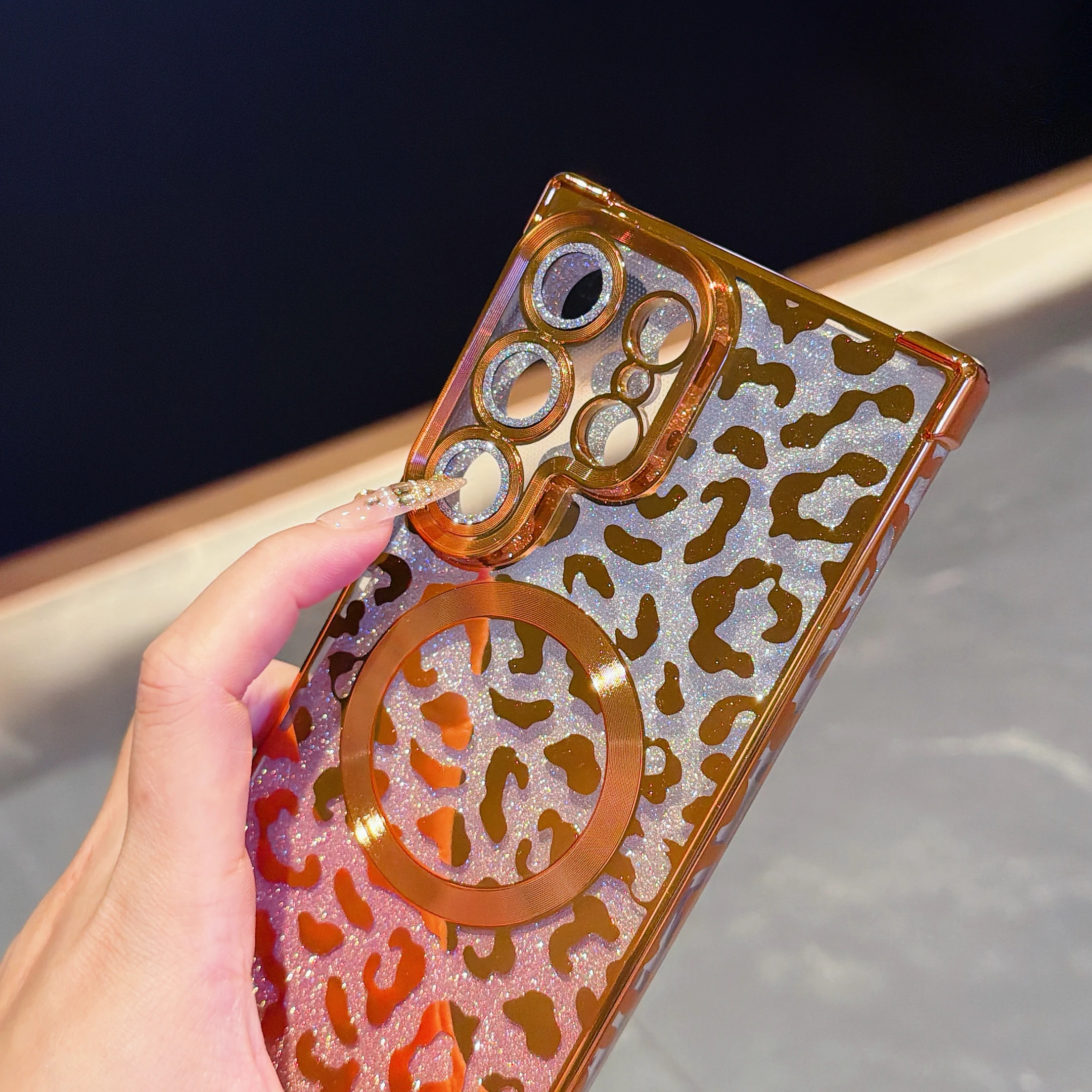 Coque Galaxy S26 Motif Léopard Avec Lanière Main Diamant Souple_voghion.com