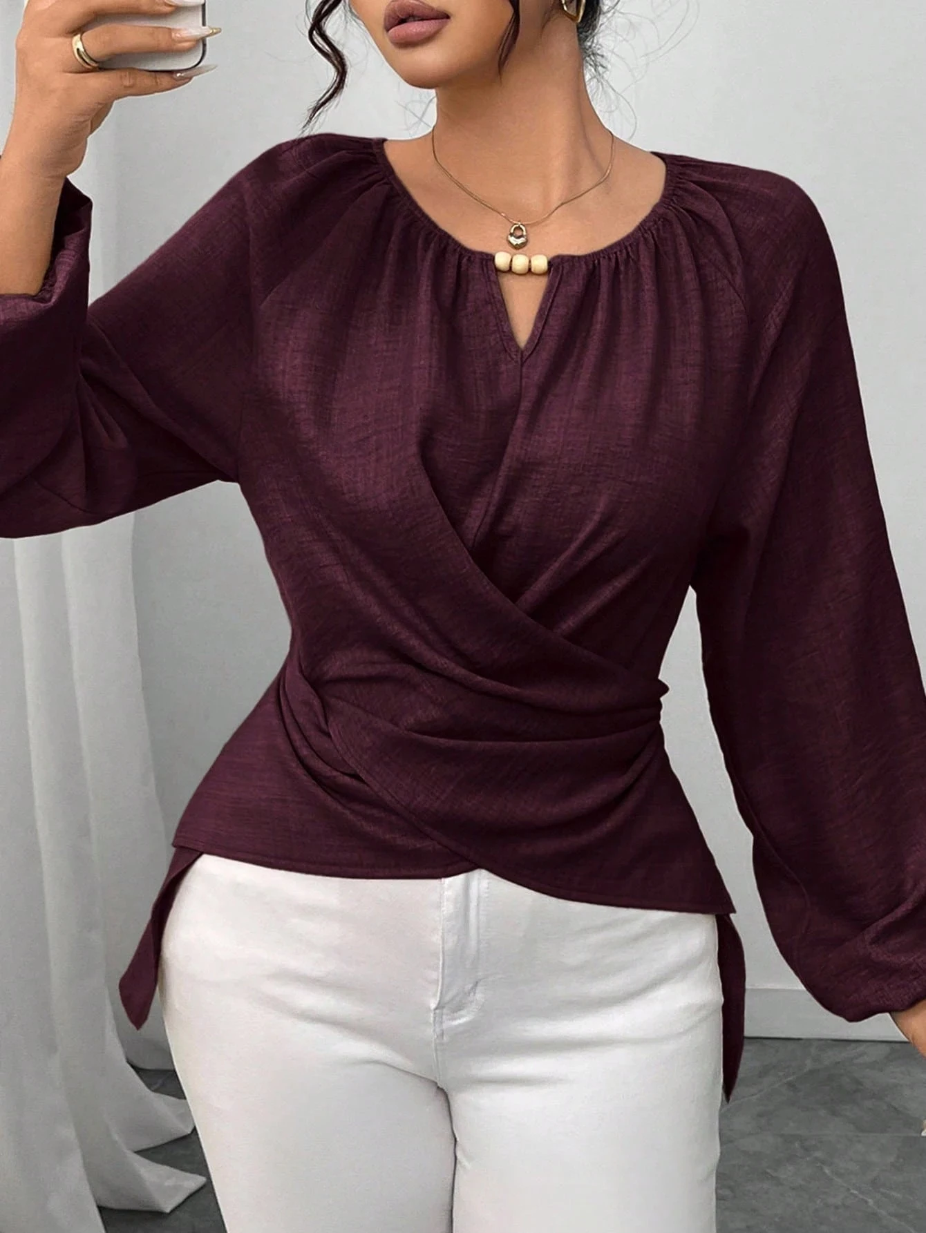 Chemisier portefeuille bordeaux pour femme avec col à perles en bois, manches longues lanternes, taille froncée, lien au dos et ourlet asymétrique – Élégant pour le bureau ou décontracté