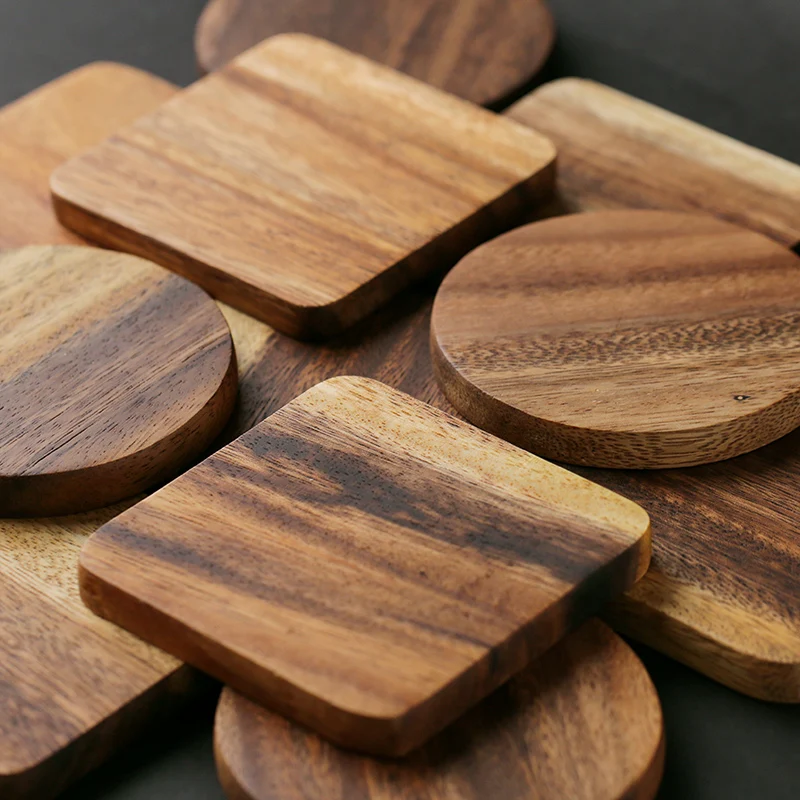 Un vaso de café caliente en la mesa de madera