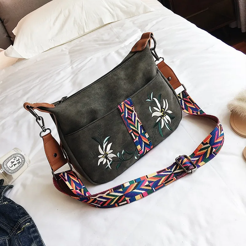 

Женская матовая сумка через плечо, с широким ремешком и вышивкой