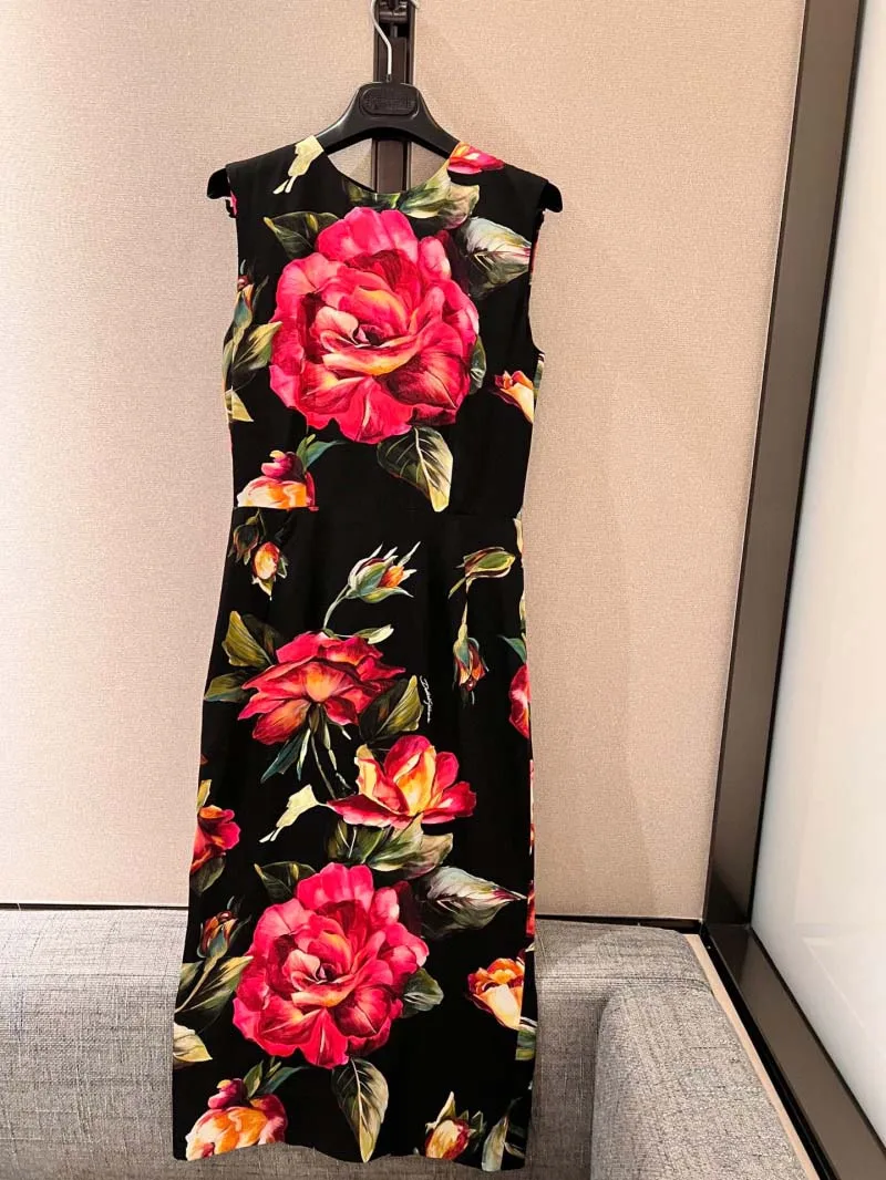 

Girl style, fashionable, elegant, and trendy, reducing age and slimming effect, silk printed sleeveless dress