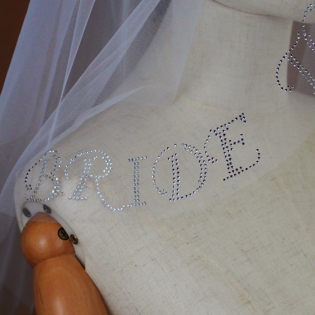 

V345 Simple Wedding Bridal Shoulder Veil Two-Layer Tulle White Brides to Be Headdress Veil with Letters Pasted