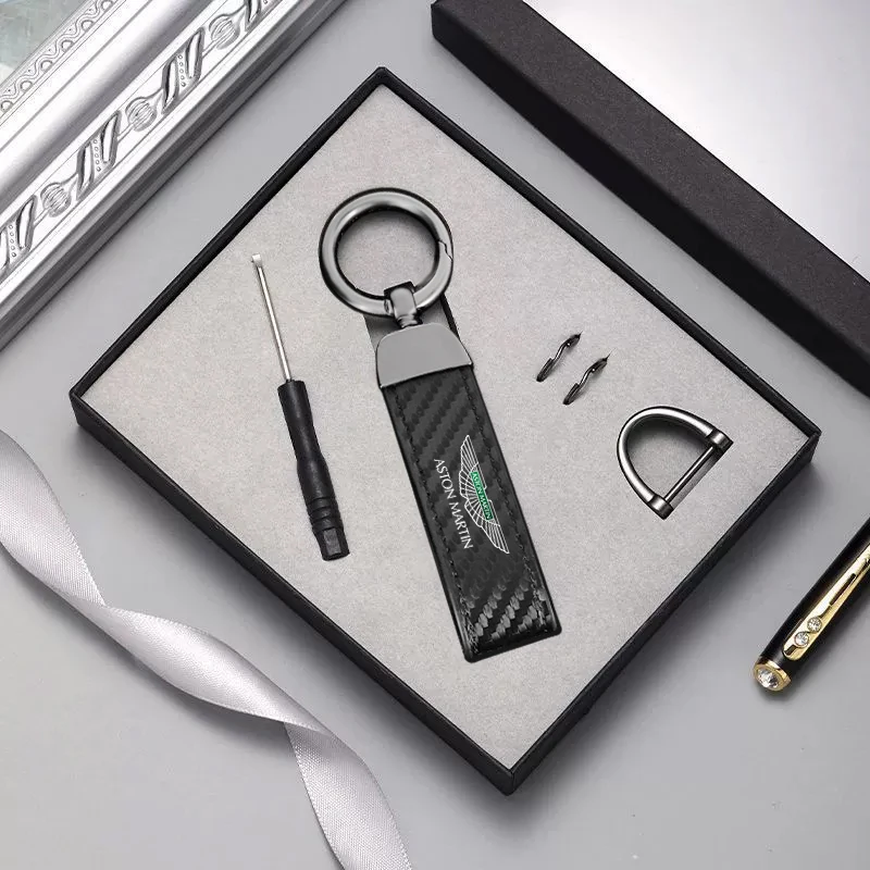 Aston Martin Carbon Fiber Look Sleutelhanger - Groen lederen detailafwerking