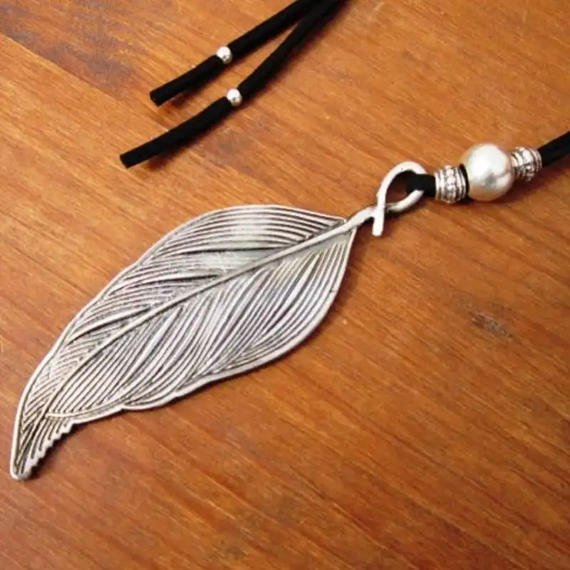 collana girocollo ciondoli piume legno e pietre - Gioielli - Colla... | su