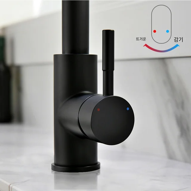 고급스럽고 세련된 디자인과 자동 감지 기능을 갖춘 풀아웃 주방 싱크대 수도꼭지