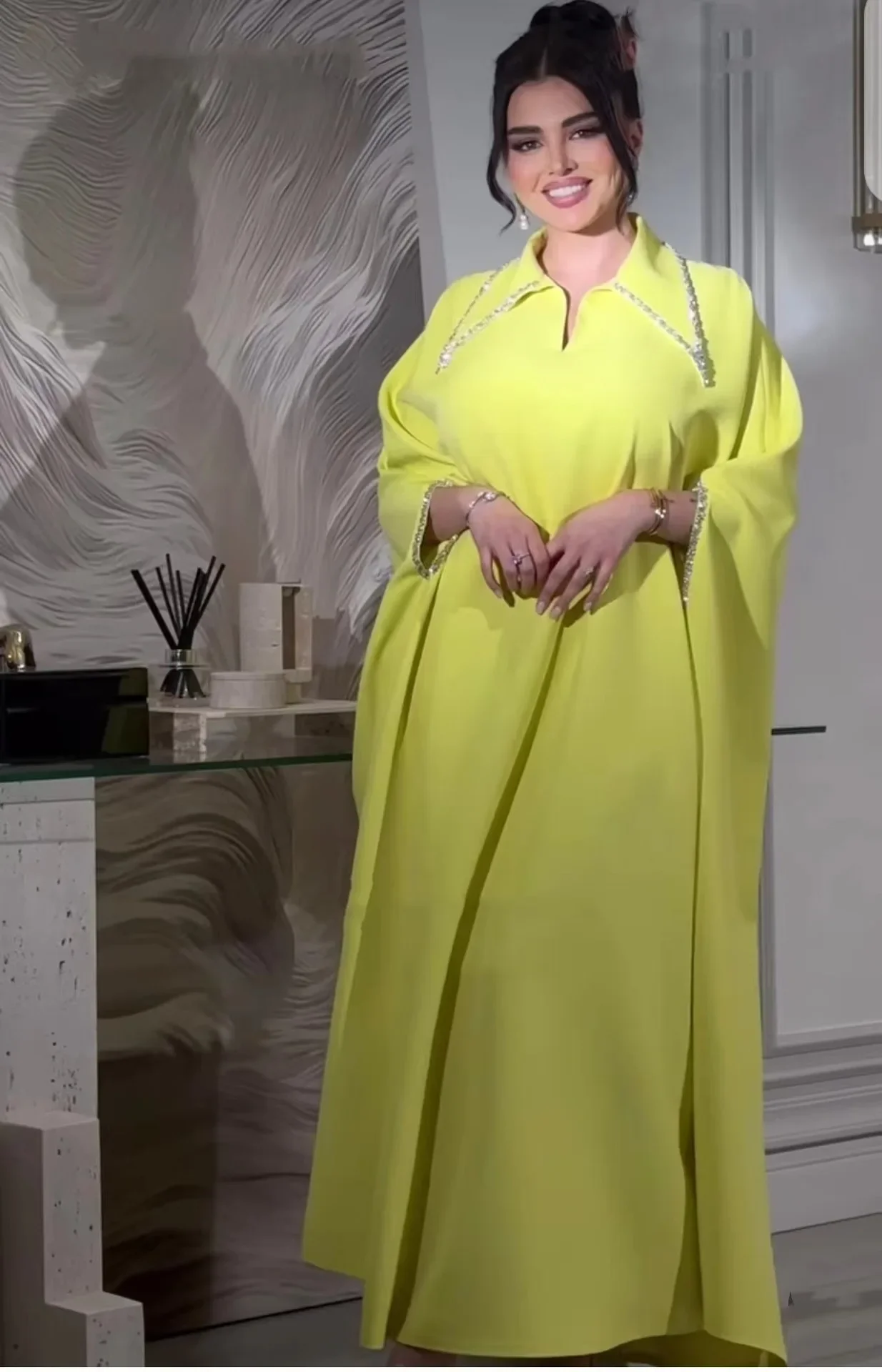 

Женское длинное платье с длинным рукавом и V-образным вырезом