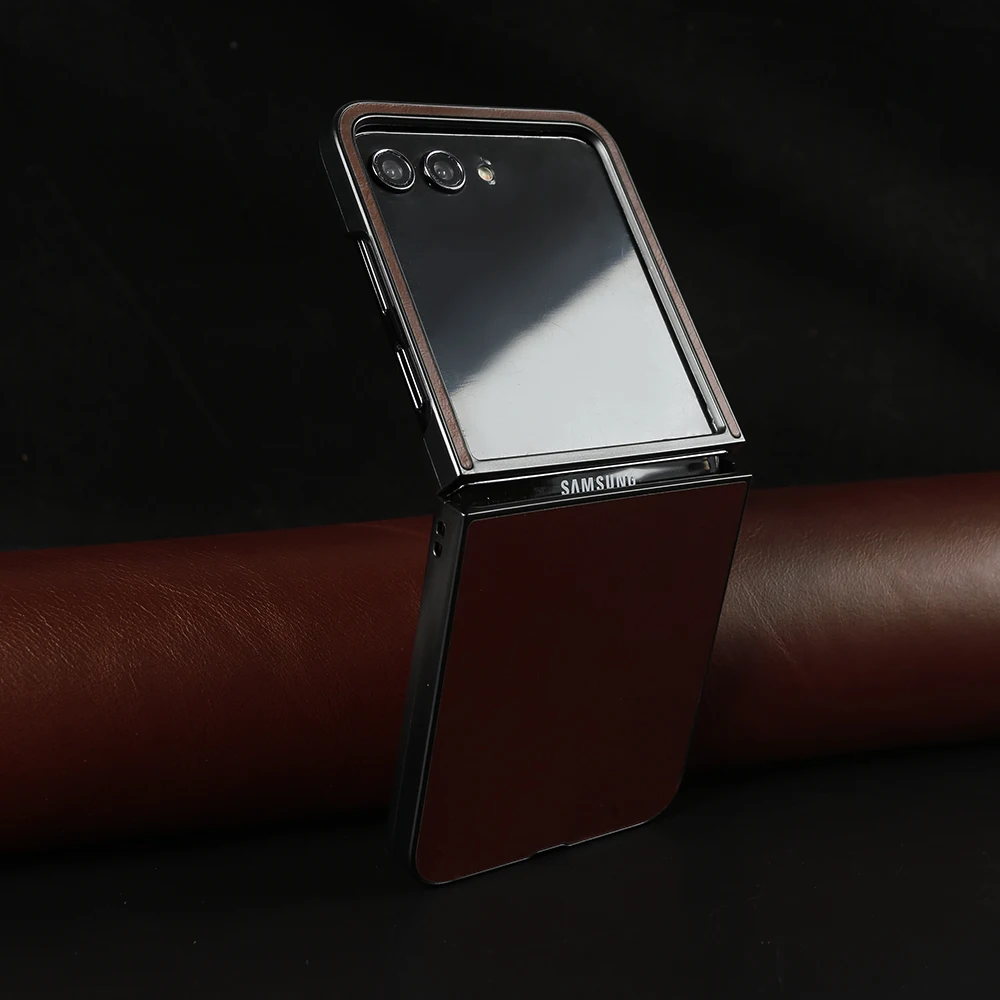 Premium Genuine Leather Phone Case with Vintage Oil Wax Pattern for Motorola Razr 50 Ultra