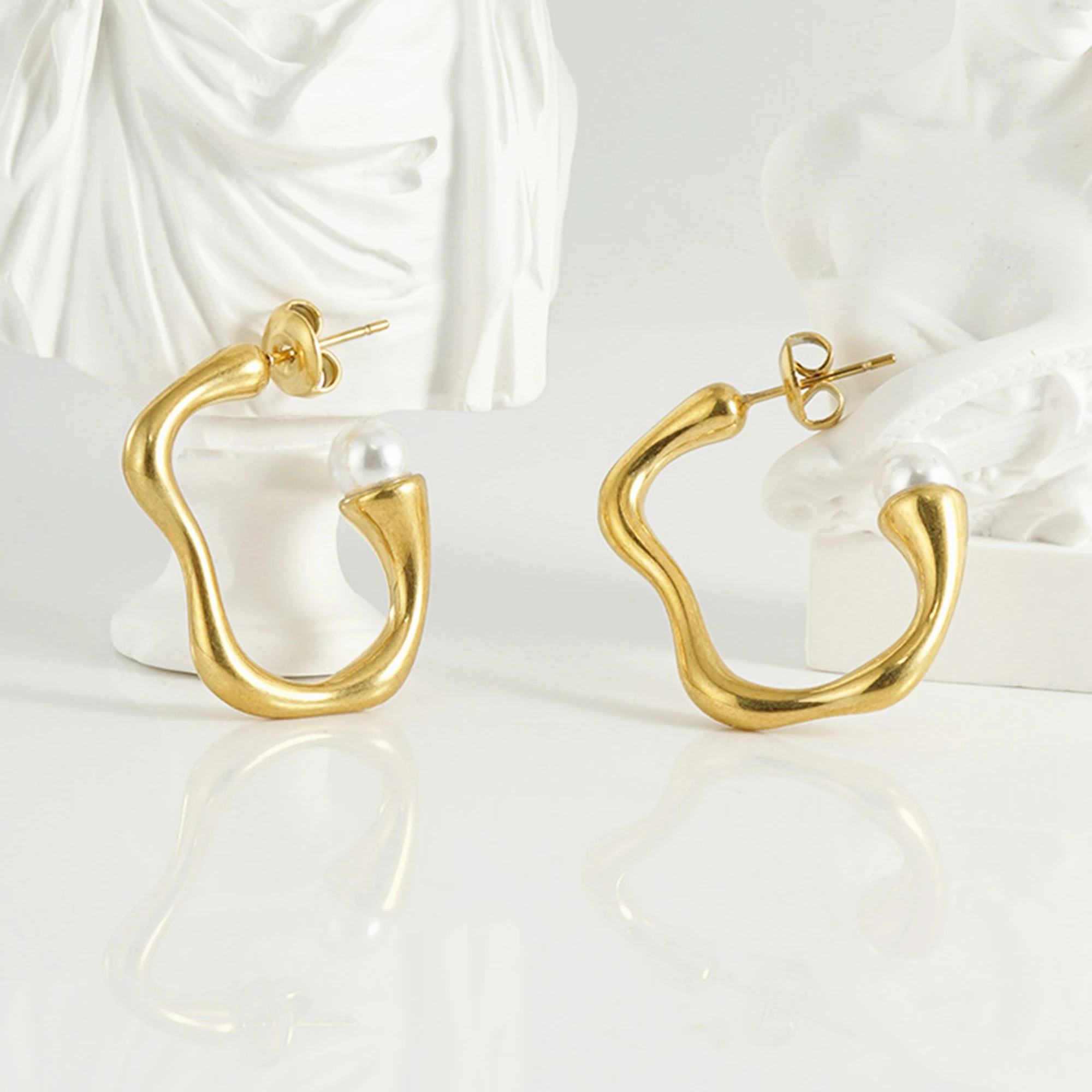 

Модные персонализированные серьги из нержавеющей стали неправильной формы титановые 18K нишевые дизайнерские жемчужные серьги для женщин