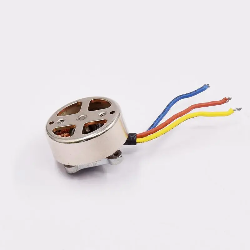 Gros plan sur le moteur Outrunner 1503 2750KV pour drone FPV, mettant en évidence les détails des enroulements et des aimants.