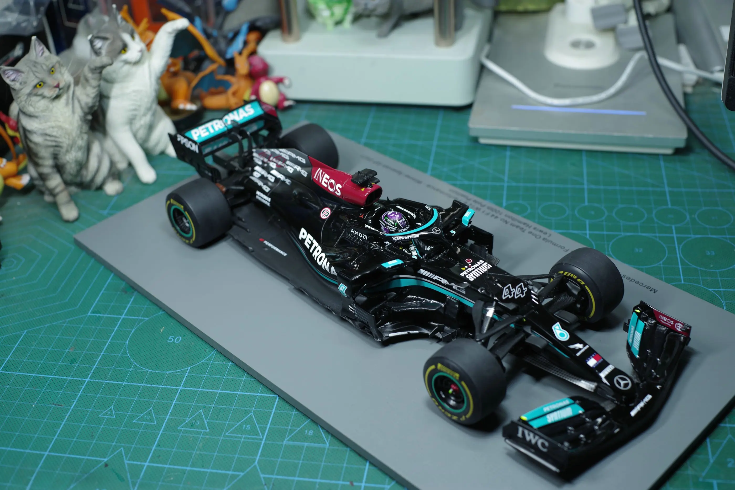 スパーク 1/18 メルセデスバーレーンGP F1 2021 ルイス・ハミルトン 楽天市場】スパーク 1/18 メルセデス AMG F1 W12 #44 優勝