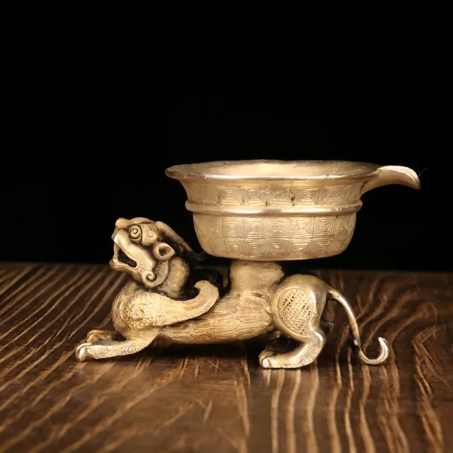 

Antique Collection Alloy Gilded Silver Tiger Back Cup Weighing 640g, Length 11cm, Width 4.8cm, Height 7cm