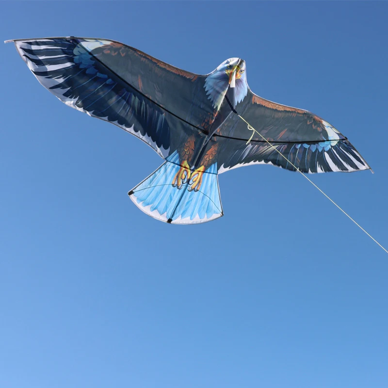 Enfant lançant un mini drone cerf-volant aigle simulation jaune dans un parc, achat parfait pour le plein air.