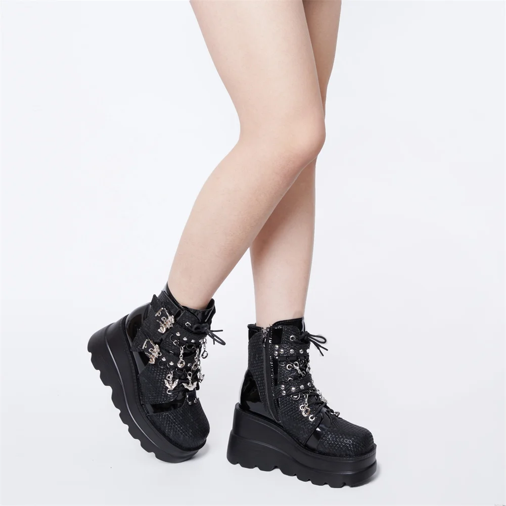 鬼門街 Gothic Ankle Rock Boots 2025 Woman Metal Decor Platform