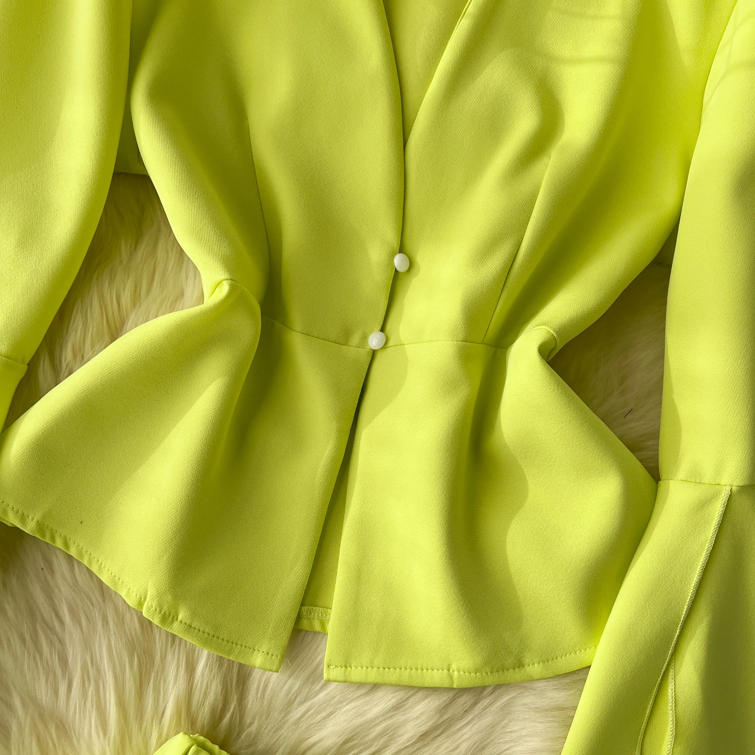 Рисунок 4 - Однотонный топ с V-образным вырезом