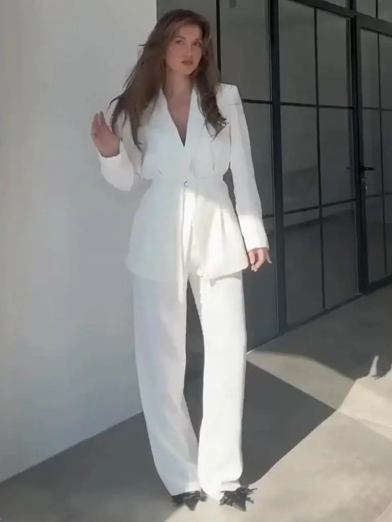 طقم بدلة نسائية أنيقة بلون واحد مع حزام وأكمام طوي...