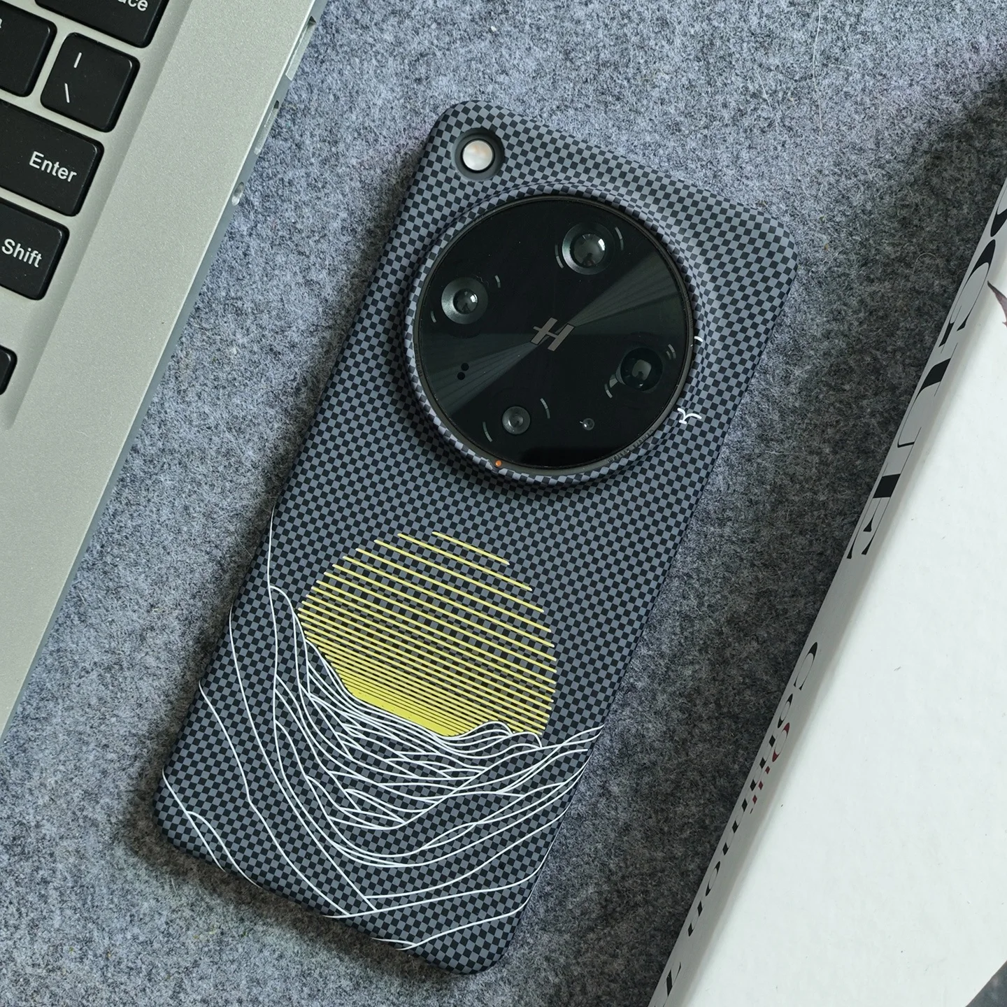 Lightweight Carbon Fiber Texture Moonset Protective Case - Slim Hard Back Cover