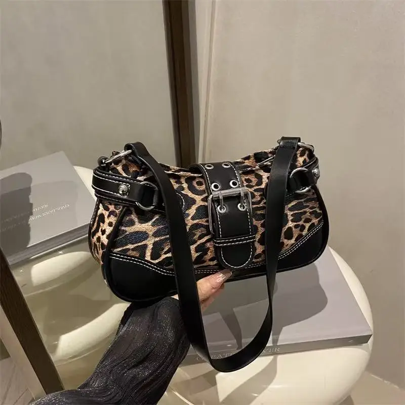 Bolsa de Ombro Feminina com Estampa Leopardo Retrô
